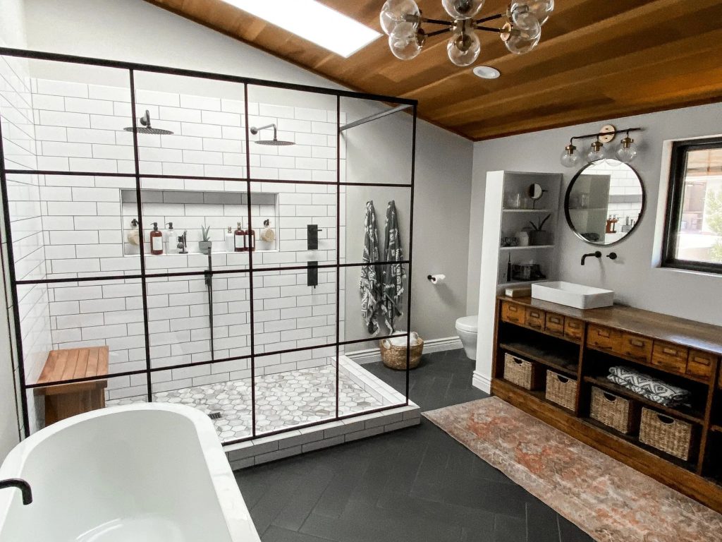 Shower glass with grid finish in a bathroom