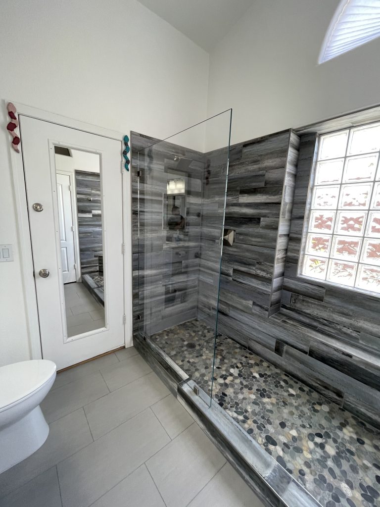Splash panel shower glass layout in a bathroom